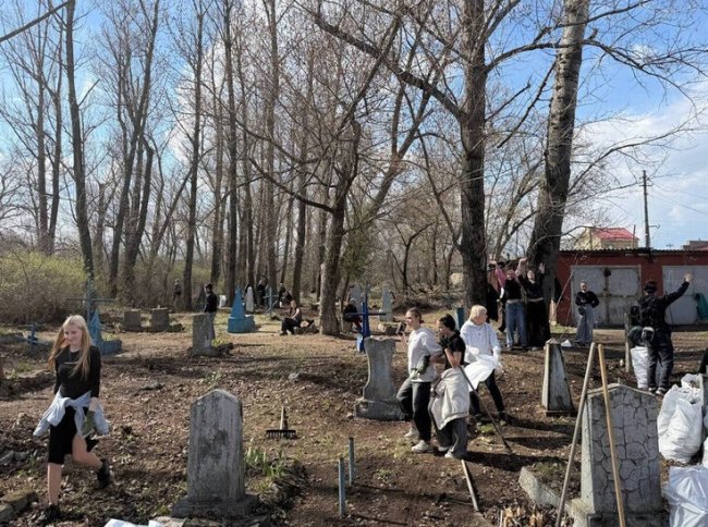 Шоумен Череватый устроил уборку на кладбище в Старобельске