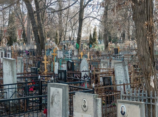 Рязанцам напомнили об ответственности за осквернение могил подростками