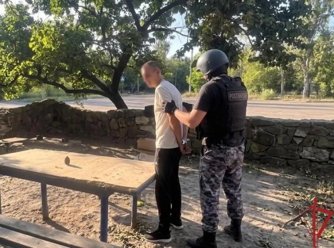 В донецком магазине росгвардейцы обезвредили мужчину с муляжом гранаты