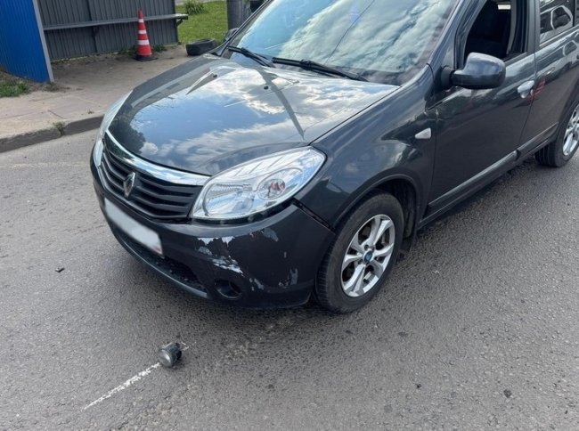 В Орле у авто отвалилось колесо и упало на женщину