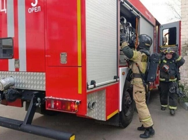 В Орловской области спасателям пришлось вскрывать дверь в дом пожилой женщины